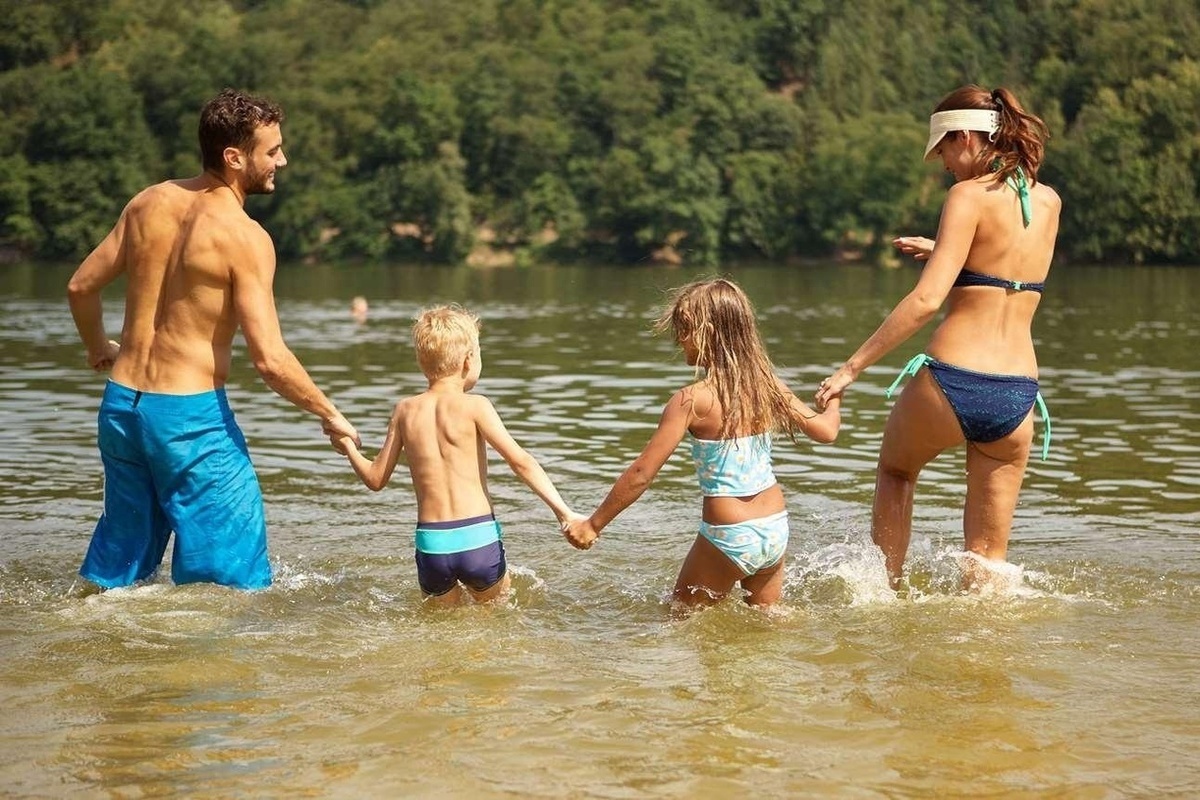 Дети на озере купаются фото