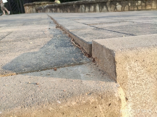 В центре Смоленска жители города заметили ступенчатый тротуар