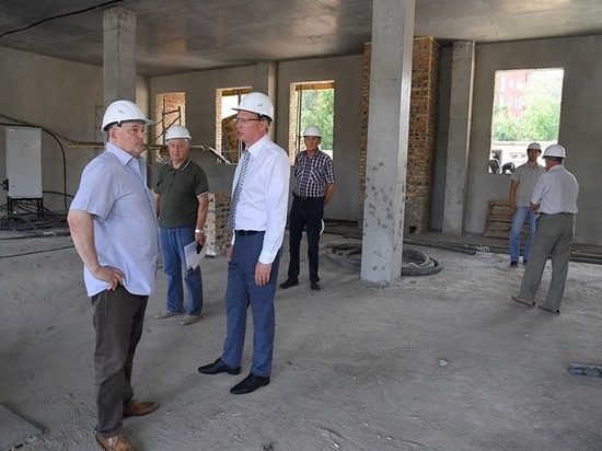 Губернатор Омской области посетил стройплощадку отеля мирового уровня