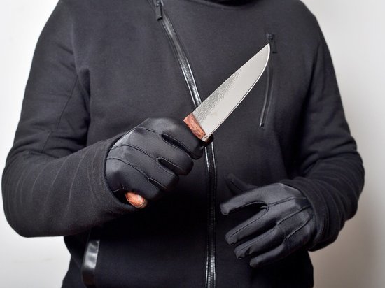 Забайкалец пытался убить подругу из-за ревности и ранил ее ножом в живот