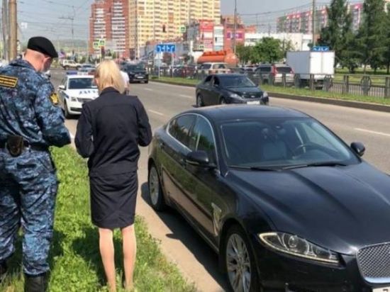 В Красноярске владелец автомобиля "Jaguar" погасил 84 штрафа после ареста машины
