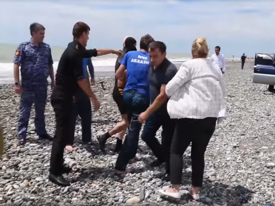 Спустя неделю после случившейся в Абхазии трагедии, когда в штормящее море унесло мать с тремя детьми, стали известны подробности чудесного спасения семилетней девочки