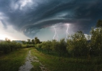 В центральные и южные районы Красноярского края 15 июля придут дожди, град, грозы и сильный ветер