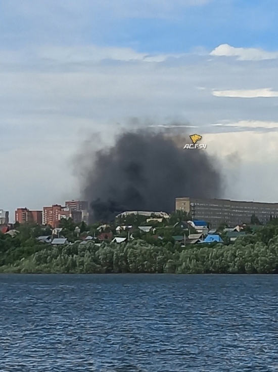 Троя горит. Пожар в Железнодорожном районе Новосибирска. Дым над Новосибирском. Горит ветер. Черный дым над городом.