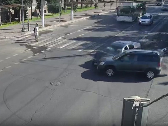 У здания областной администрации в Волгограде столкнулись две иномарки