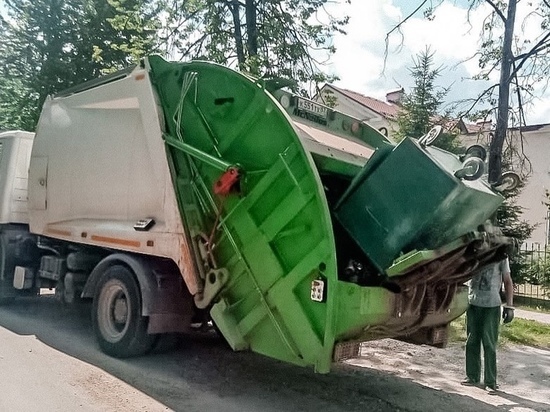 Маневренный американский мусоровоз испытали в Новгородской области