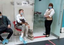 Если прививающемуся от COVID-19 человеку стало плохо после приема дозы вакцины, необходимо вызвать скорую медицинскую помощь или обратиться за помощью к врачу