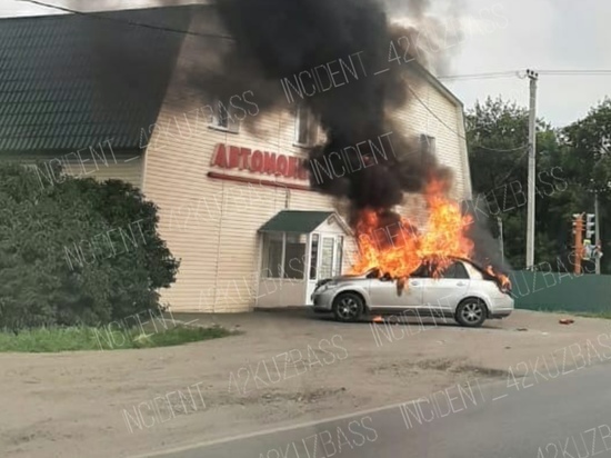 В Юрге загорелся припаркованный автомобиль