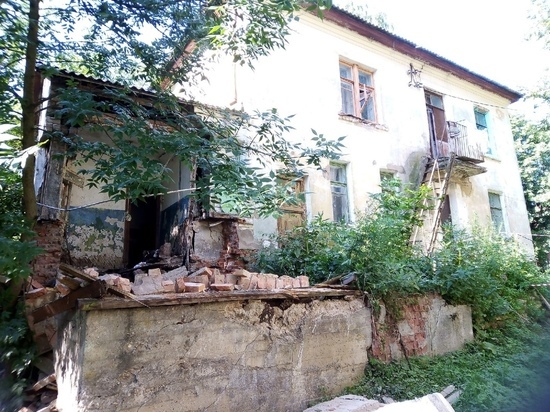 Следователи выясняют, почему в Тверской области обрушилась стена жилого дома