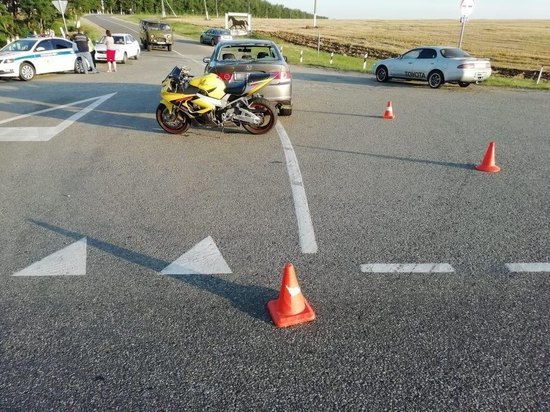 В Мостовском районе Кубани мотоцикл столкнулся на «встречке» с автомобилем