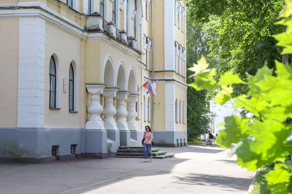 Великий новгород вузы. Антоново Великий Новгород университет. Гуманитарный институт Великий Новгород. Гуманитарный институт НОВГУ Антоново.