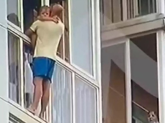 Грозившийся выбросить сына с балкона житель Иркутска заявил, что любит ребенка