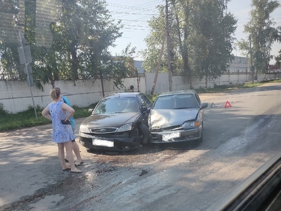 Два автомобиля не поделили дорогу в Тверской области