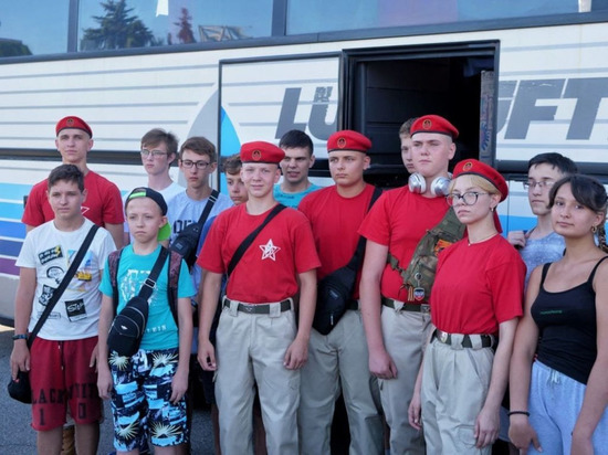 Дети из ДНР уехали в российские лагеря