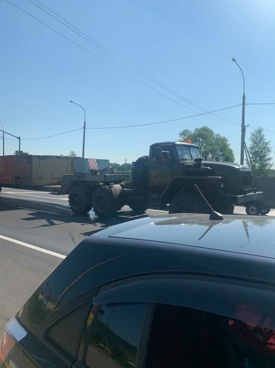 В Ярославле военный грузовик протаранил две легковушки