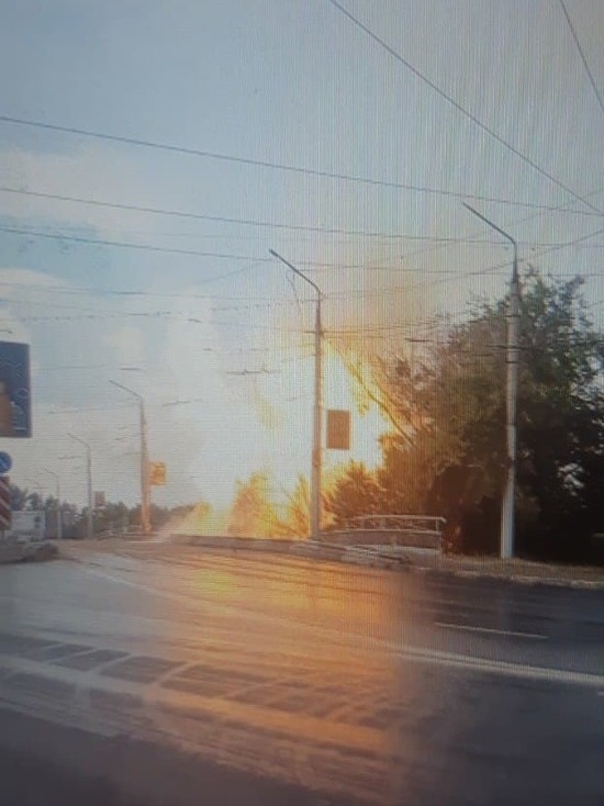 В Саратове с моста упал грузовик на газовую трубу, зафиксирован сильный пожар