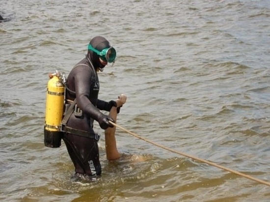 Тело утонувшего извлекли днем водолазы в Краснинском районе