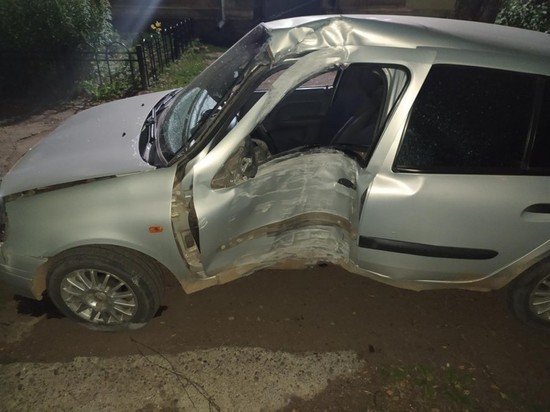 Пьяный водитель без прав врезался в столб в Глазове