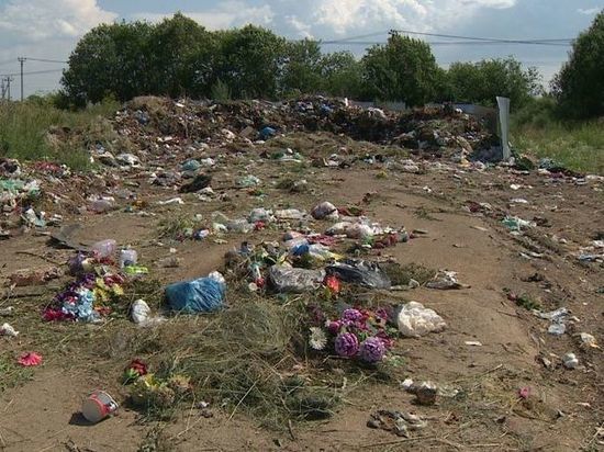 В Ярославле с кладбища перестали вывозить мусор