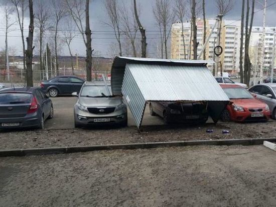 Администрация города Владимира возместит материальный ущерб владелице авто, на которое упала остановка