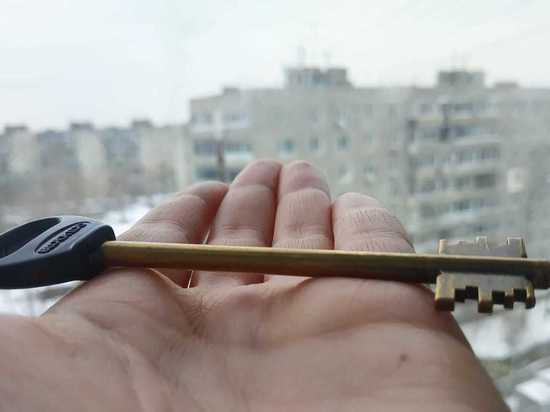 Жительница Уссурийска получила ключ от квартиры в рамках программы помощи сиротам