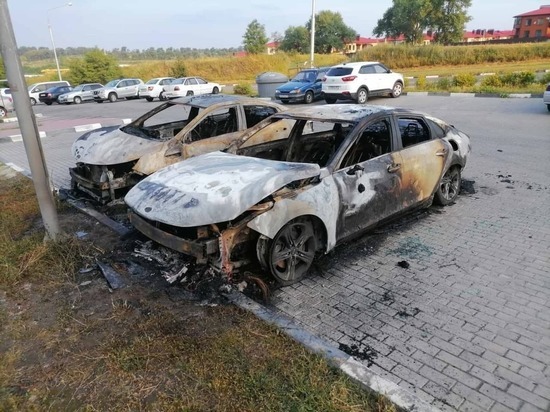 Под Белгородом из-за поджога на парковке сгорели два автомобиля
