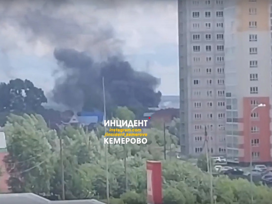 Пять спецмашин тушили загоревшийся под Кемеровом дом