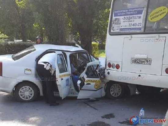 В Шахтах столкнулись такси и автобус «ПАЗ»: пострадал водитель