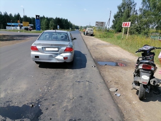 Пьяный водитель скутера устроил аварию на дороге в Тверской области
