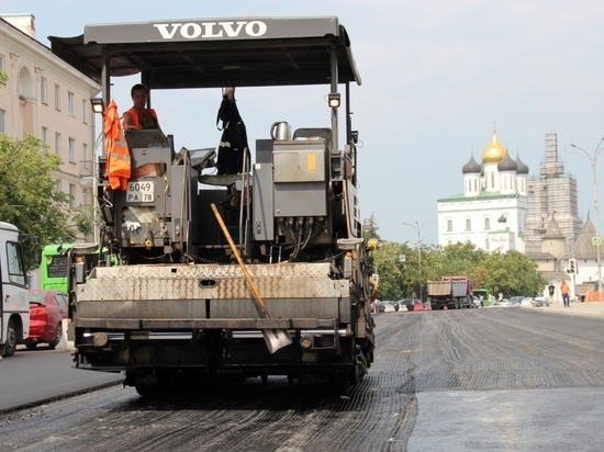 Асфальтоукладочная техника работает на площади Ленина в Пскове