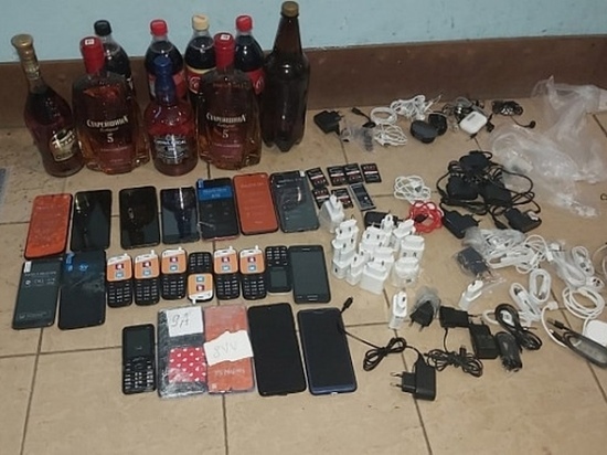 В Ивановской области сотрудник ИК пронес заключенным алкоголь и мобильные телефоны