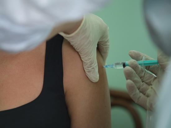 Петербургские клиники предлагают привиться дефицитной вакциной «КовиВак» почти за 15 тысяч рублей