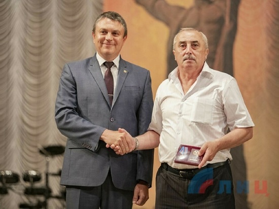 В ЛНР наградили лучших работников Алчевского меткомбината