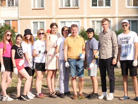 Помощь придёт! Молодая Гвардия в Костроме приводит в порядок детские площадки