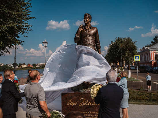В Твери прошло торжественное открытие памятника знаменитому поэту