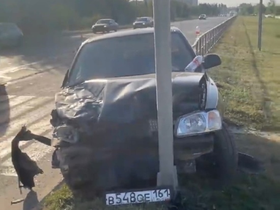 В Ростовской области легковушка въехала в столб: есть пострадавший