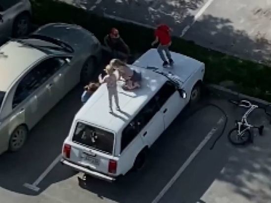 В Новосибирске дети устроили танцы на крыше припаркованной «Жигули»