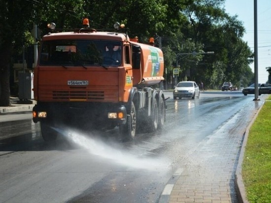 В Костроме асфальт поливают водой для его сохранности