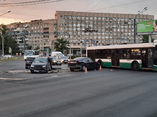 Вылетевший на красный сигнал светофора водитель легковушки стал причиной страшной аварии на Софийской улице