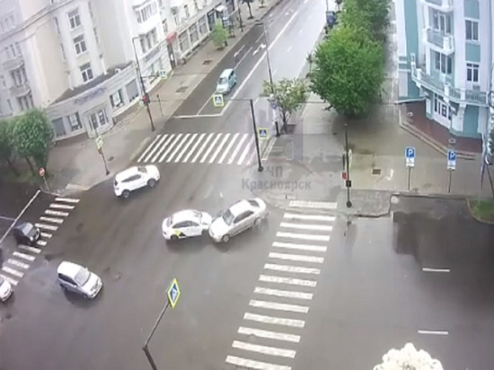Двух женщин увезли по скорой после ДТП в центре Красноярска