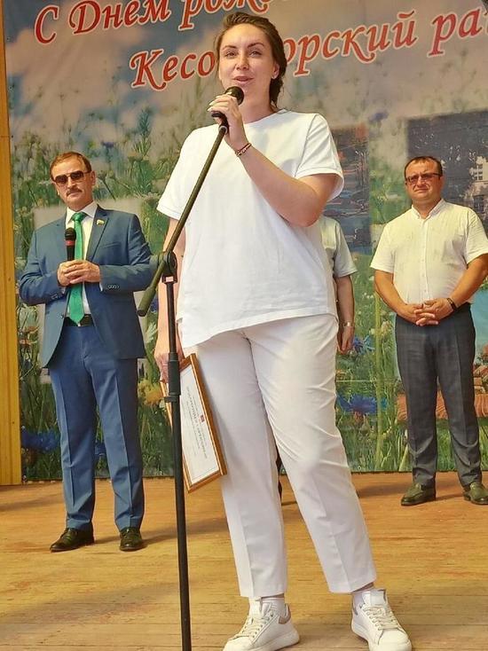 Юлия Саранова посетила праздник в Кесовогорском районе