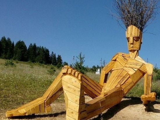 10-метровую статую Алангасара установили в удмуртском парке "ДондыДор"
