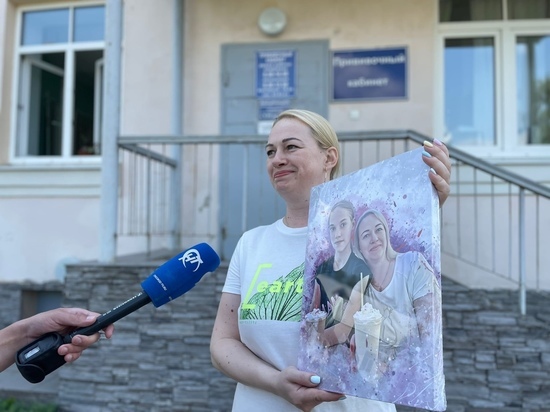 Излечившийся от COVID-19 житель Новгородской области подарил медикам картины на холсте