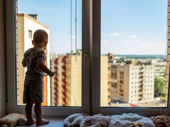 В Тверской области из окна четвертого этажа выпал маленький мальчик