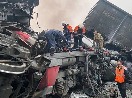 Зейские спасатели достают людей из-под завалов на месте столкновения двух поездов