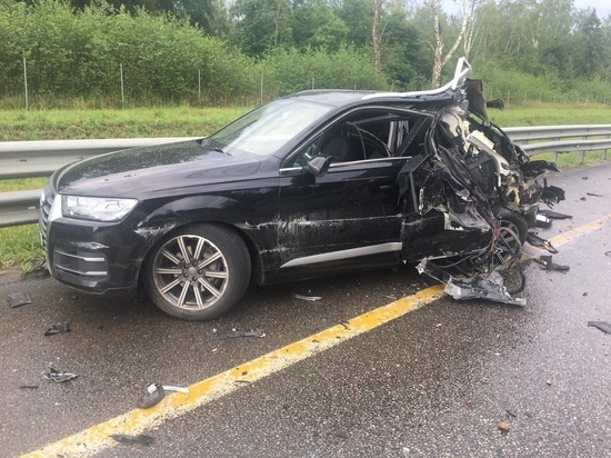 В Тверской области фура врезалась в стоящую «Audi Q7»