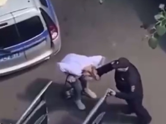 СК проверит видео, на котором полицейский схватил за волосы женщину