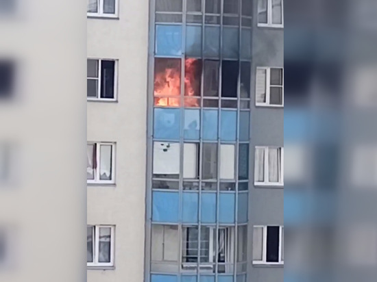 В Красносельском районе Петербурга на балконе многоэтажки вспыхнул пожар