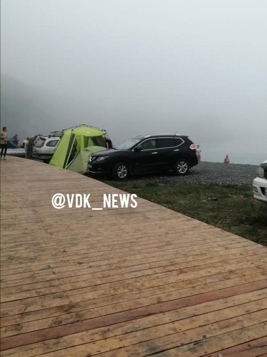 Жители Владивостока возмущены поведением туристов на популярном пляже