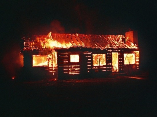 Мужчина умер, женщина получила ожоги в сгоревшем доме в Чите